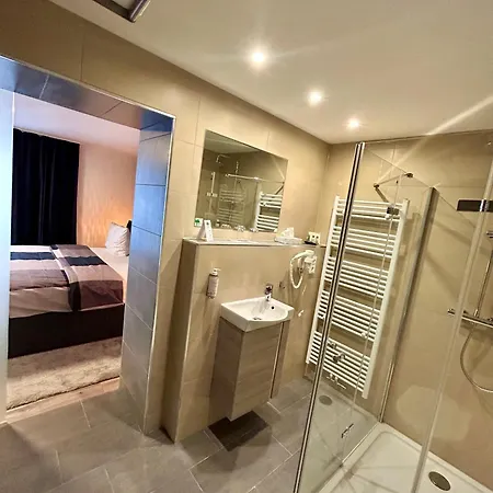 Golden Tulip Reiss מלון 4*