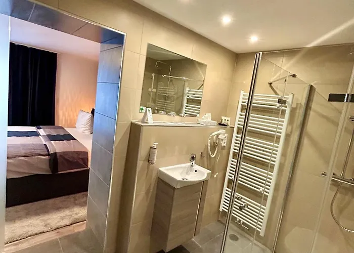 瑞斯卡塞尔金色郁金香酒店 酒店 4*